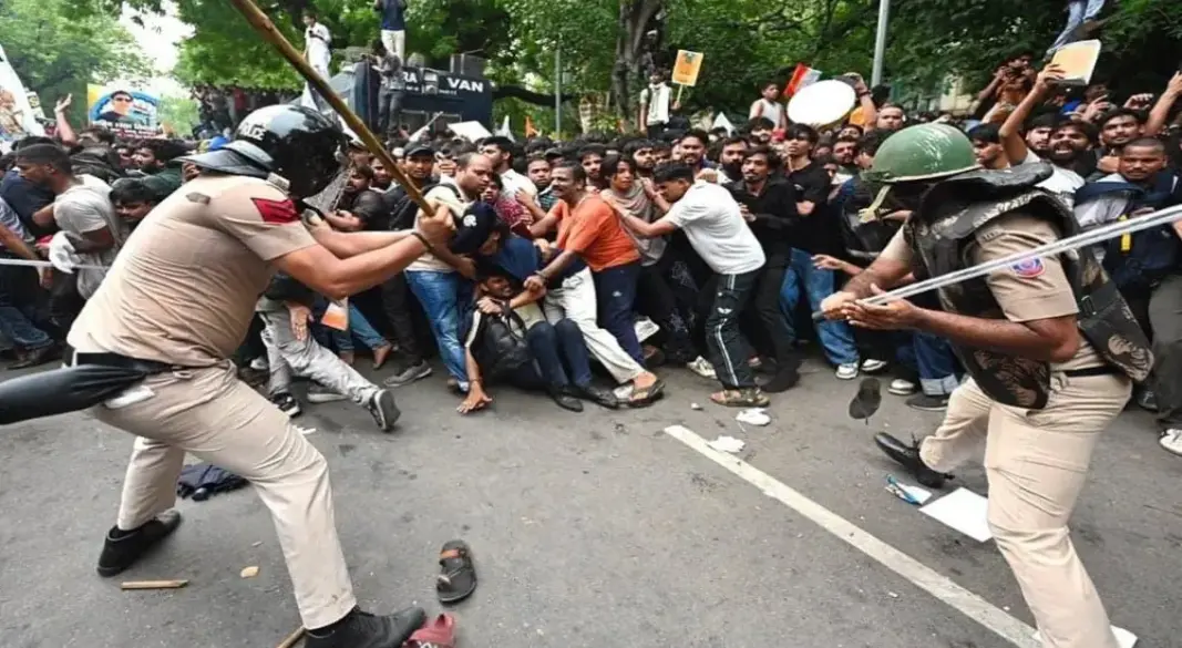 দিল্লির বিক্ষোভে পুলিশের আঘাত।ছবি:সংগৃহীত