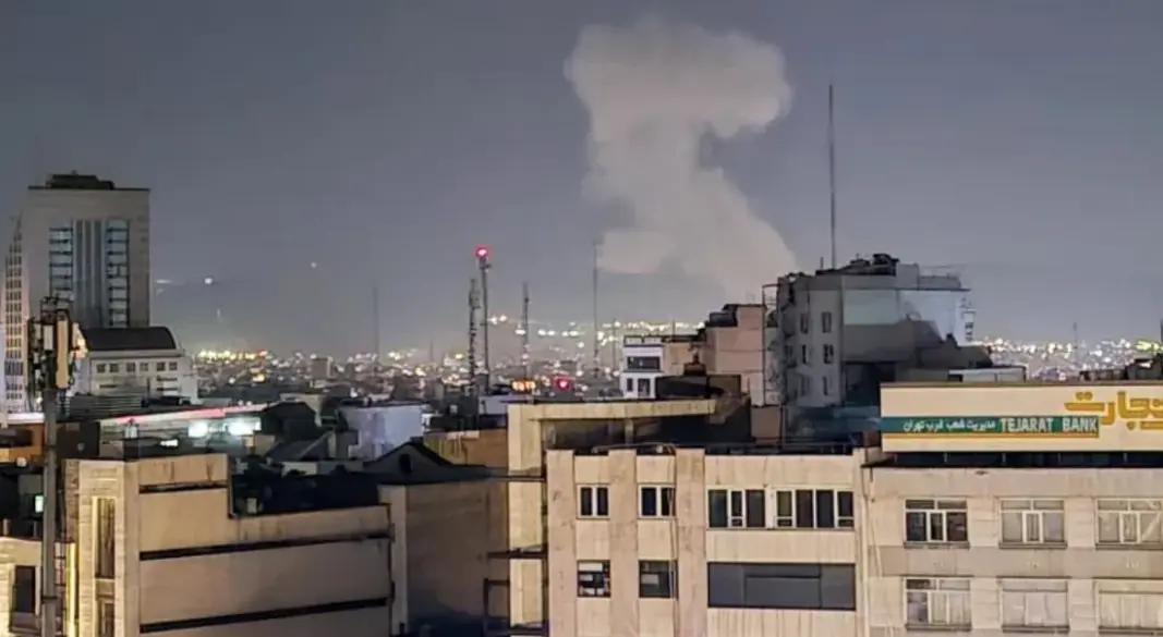 ইরানের রাজধানী তেহরানে বিস্ফোরণের পর ধোঁয়া উঠছে। ছবি: সংগৃহীত