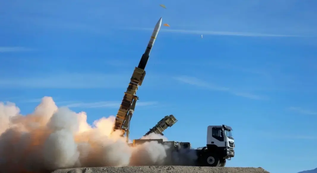 ক্ষাপণাস্ত্র ছুড়ছে ইরান।