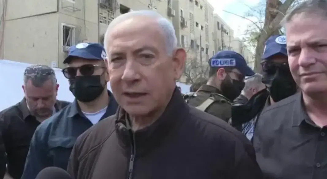 আরাদ শহর পরিদর্শনে ইসরায়েলি প্রধানমন্ত্রী বেনিয়ামিন নেতানিয়াহু। ছবি: সংগৃহীত