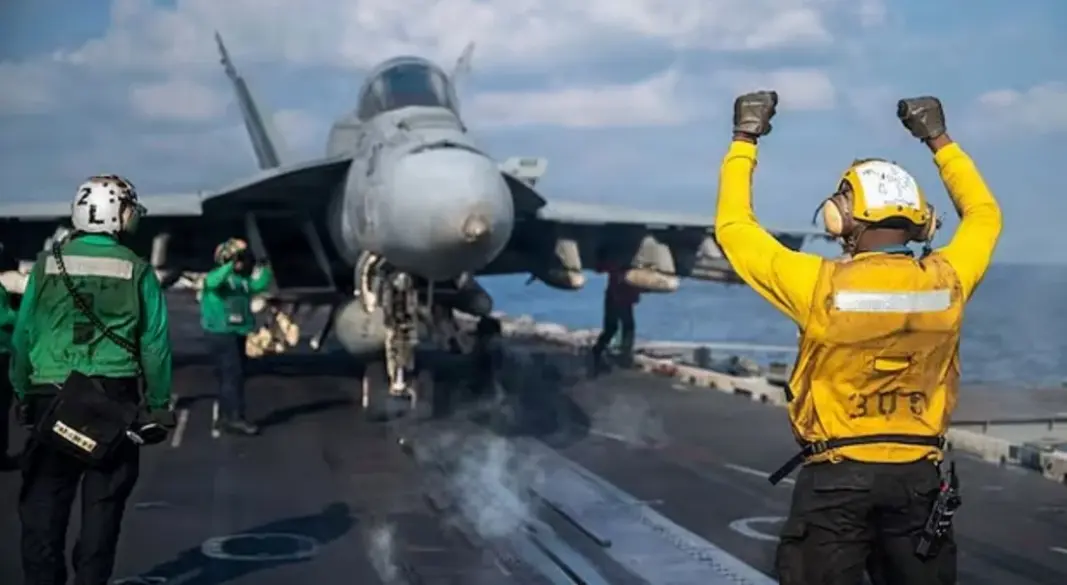 অপারেশন এপিক ফিউরিতে থাকা যুক্তরাষ্ট্রের বিমানবাহী রণতরী ইউএসএস আব্রাহাম লিংকনের ডেকে একটি এফ/এ-১৮ই সুপার হর্নেট যুদ্ধবিমানকে নির্দেশনা দিচ্ছেন মার্কিন নৌবাহিনীর একজন নাবিক। ছবি: সংগৃহীত