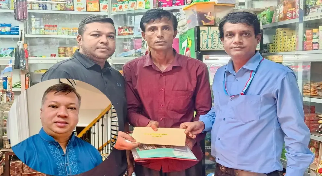 অসুস্থ মেধাবী শিক্ষার্থী অভিজিৎ মজুমদারের চিকিৎসার জন্য তার বাবার হাতে নগদ অর্থ সহায়তা তুলে দেওয়া হয়। ছবি: সংগৃহীত