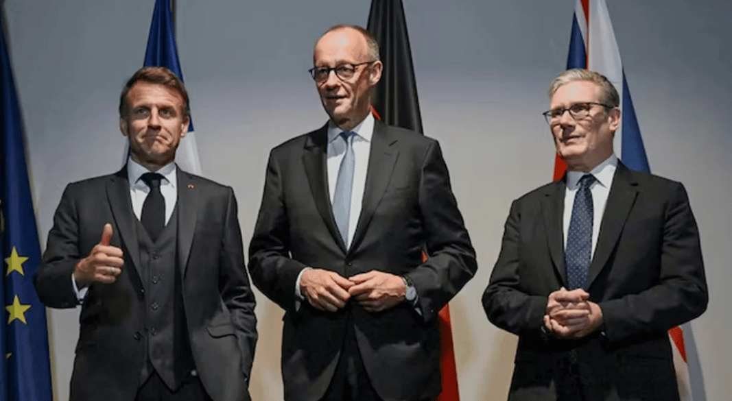 ফ্রান্সের প্রেসিডেন্ট (বামে), জার্মানির চ্যান্সেলর (মাঝে), যুক্তরাজ্যের প্রধানমন্ত্রী