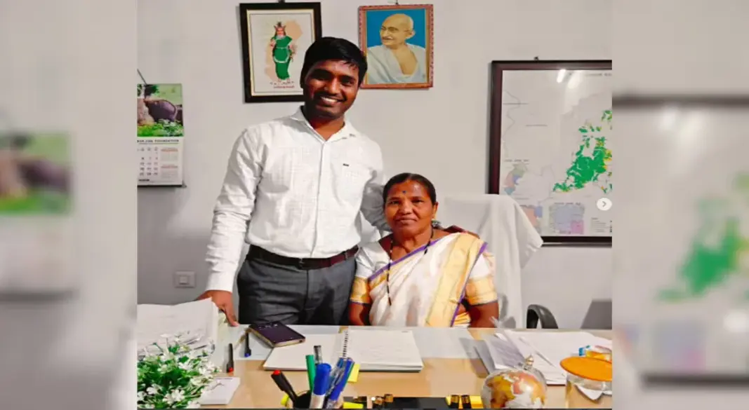 ছত্তিশগড়ের কাঙ্গের ভ্যালি জাতীয় উদ্যানের পরিচালকের অফিসে ছেলের চেয়ারে বসেছেন মা সখুবাই পাডিভার। ছবি: সংগৃহীত