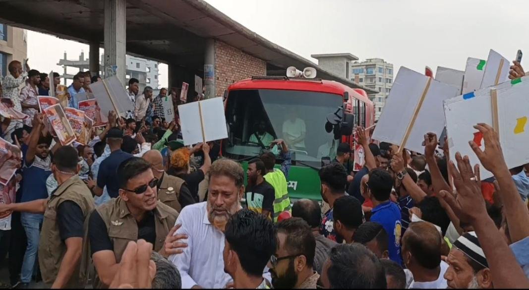 টাঙ্গাইলে যাওয়ার পথে বিআরটি প্রকল্পের উড়ালসেতুর স্টেশন রোড এলাকায় প্রধানমন্ত্রীর গাড়িবহর থামিয়ে দেওয়া হয়। ছবি: সংগৃহীত