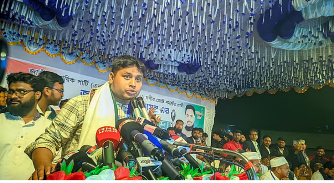 রংপুরে জাতীয় নাগরিক পার্টির নির্বাচনী সমাবেশে বক্তব্য দেন দক্ষিণাঞ্চলের মুখ্য সংগঠক হাসনাত আবদুল্লাহ। আজ রোববার রাতে রংপুরের কাউনিয়া বালিকা উচ্চবিদ্যালয় মাঠে। ছবি: সংগৃহীত