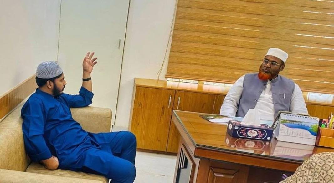 জামায়াতে ইসলামীর সেক্রেটারি জেনারেল মিয়া গোলাম পরওয়ার ও তার ছেলে আহমাদ আব্দুল্লাহ আরমান। ছবি: আরমান-এর ফেসবুক থেকে