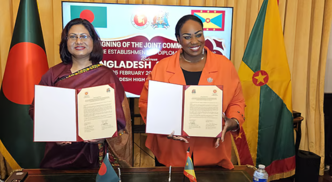 লন্ডনে বাংলাদেশ হাইকমিশনে যৌথ ঘোষণায় স্বাক্ষর করছেন বাংলাদেশের হাইকমিশনার আবিদা ইসলাম (বাঁয়ে) ও গ্রেনাডার হাইকমিশনার রাচের ক্রোনি। ছবি লন্ডনের বাংলাদেশ হাইকমিশন থেকে প্রাপ্ত