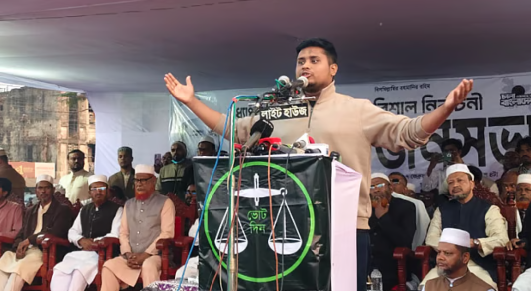 খুলনার ফুলতলায় ১১ দলীয় নির্বাচনী ঐক্যের জনসভায় বক্তব্য দেন হাসনাত আবদুল্লাহ। শনিবার বিকেলে। ছবি: প্রথম আলো