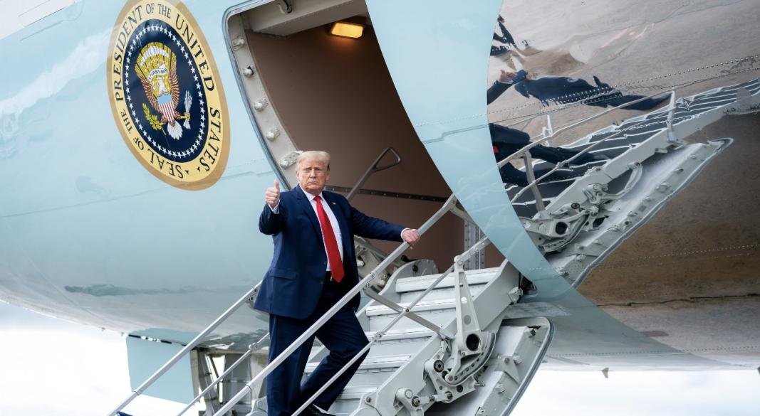ট্রাম্পের বিমানে কারিগরি ত্রুটি, মাঝপথে ফিরল ফ্লাইট