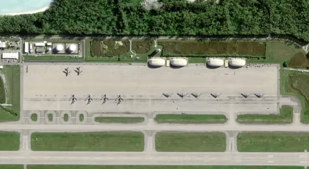 প্ল্যানেট ল্যাবস পিবিসি থেকে সংগৃহীত এই স্যাটেলাইট ছবিতে ভারত মহাসাগরের দিয়াগো গার্সিয়া দ্বীপের টারমাকে যুক্তরাষ্ট্রের ছয়টি বি-২ বোমারু বিমান দেখা যাচ্ছে। ফাইল ছবি: এএফপি