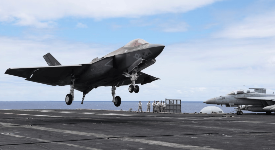 ইরানের হামলার আশঙ্কায় মার্কিন যুদ্ধবিমানের জরুরি অবতরণ