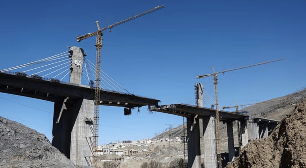 ইরানের কারাজে হামলায় বিধ্বস্ত বি ওয়ান সেতু । ছবি: রয়টার্স