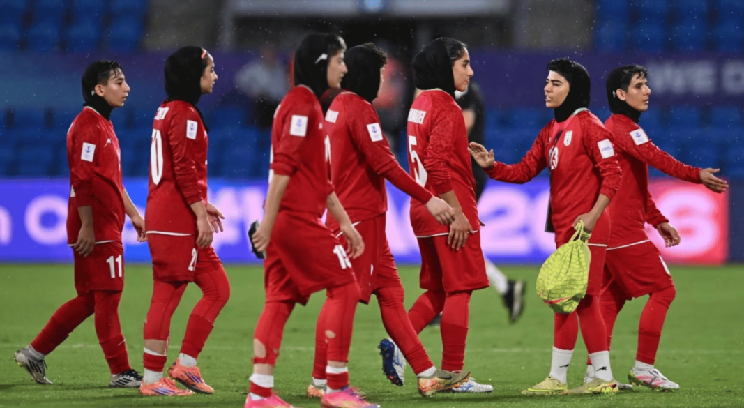 ইরানের নারী ফুটবল দলের কয়েকজন খেলোয়ার। ফাইল ফটো।
