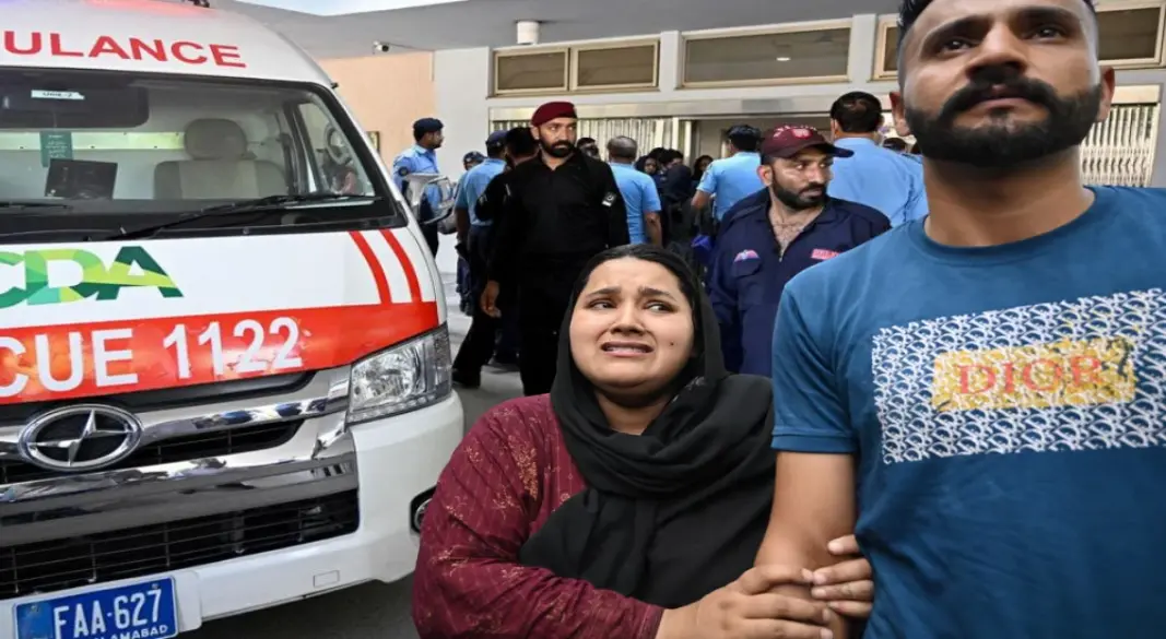 পাকিস্তানের ইসলামাবাদে পিআইএমএস হাসপাতালের অগ্নিকাণ্ডে স্বজন হারানোর বেদনায় কাঁদছেন এক নারী। ছবি: সংগৃহীত