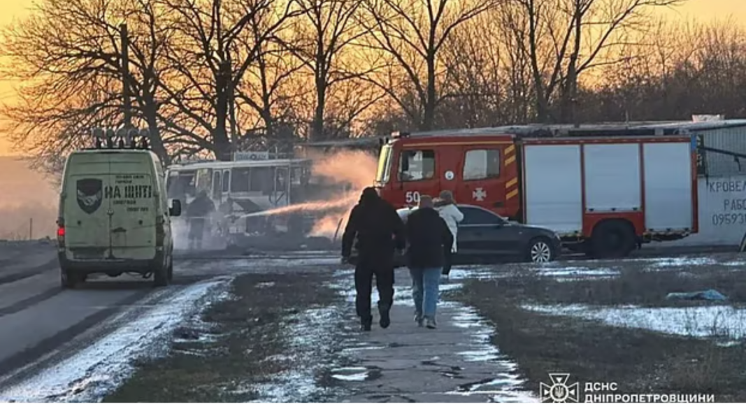 ইউক্রেনে বাসে রুশ হামলার পর চলছে উদ্ধারকাজ। ছবি: রয়টার্স