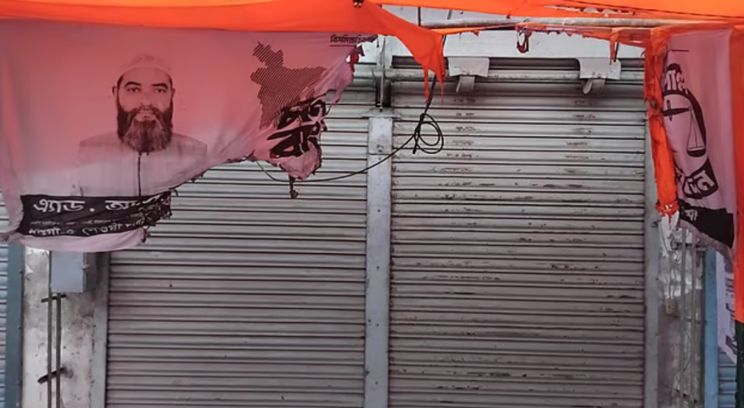 নওগাঁ-৫ আসনে জামায়াতের প্রার্থীর নির্বাচনী ক্যাম্প আগুন দিয়ে পুড়ে দেওয়ার অভিযোগ উঠেছে। নওগাঁ শহরের দয়ালের মোড় এলাকায়। ছবি: সংগৃহীত