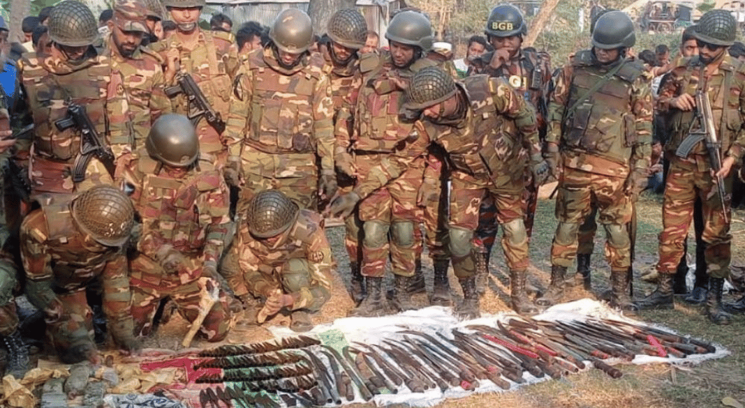 জলাশয়ের তলায় অস্ত্রের ভাণ্ডার, আতঙ্কে স্থানীয়রা