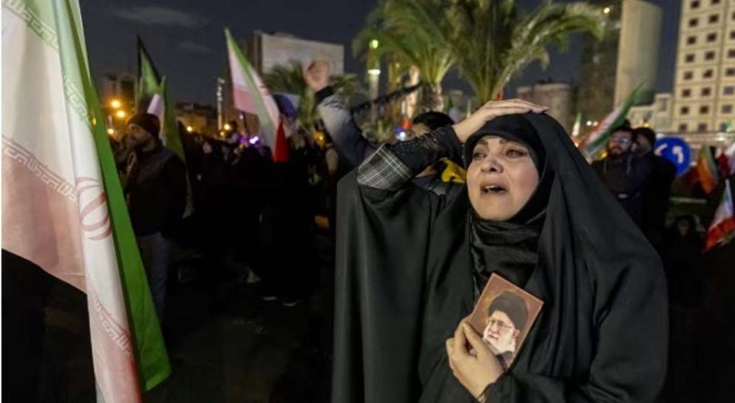 ইরানে সর্বোচ্চ নেতা আয়াতুল্লাহ আলী খামেনি নিহতের তথ্য ছড়িয়ে পড়লে তার ছবি হাতে ইরানজুড়ে বিক্ষোভ করেন নাগরিকরা। ছবি অনলাইন