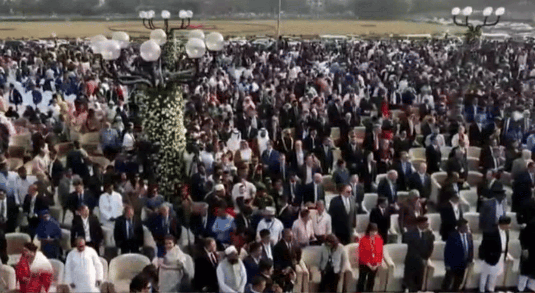 খোলা আকাশের নীচে মন্ত্রিসভার শপথগ্রহণ অনুষ্ঠান