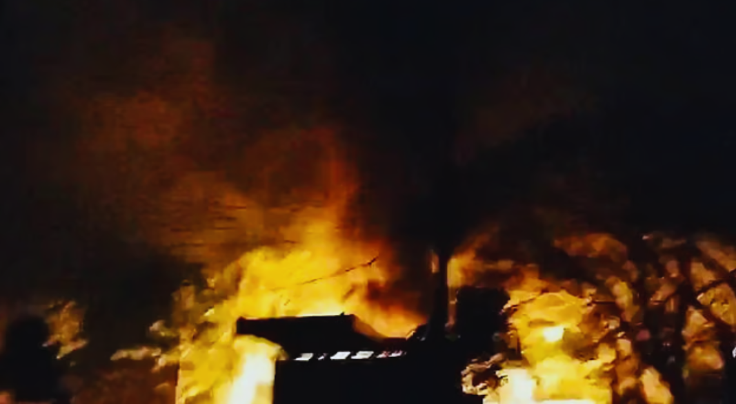 কক্সবাজার শহরের কলাতলী আদর্শগ্রামে গ্যাসপাম্পে বিস্ফোরণের পর আগুন ছড়িয়ে পড়েছে আশপাশের ঘরবাড়িতে। বুধবার রাতের চিত্র। ছবি: সংগৃহীত