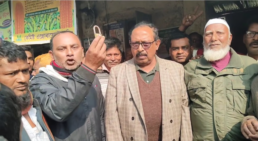 পঞ্চগড় সদর উপজেলা বিএনপির সভাপতি আবু দাউদ প্রধানের উপস্থিতিতে কার্যক্রম নিষিদ্ধ আওয়ামী লীগের চাকলাহাট ইউনিয়ন কার্যালয়ের তালা খুলে দেওয়া হয়েছে। আজ শুক্রবার সকালে উপজেলার চাকলাহাট বাজারে