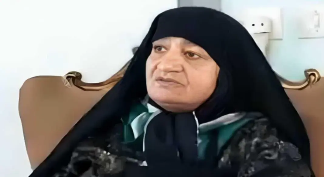 দুই দশকে একাধিক স্বামীকে বিষ প্রয়োগে হত্যার দায়ে মৃত্যুদণ্ডে দণ্ডিত ইরানের কুখ্যাত ‘ব্ল্যাক উইডো’ কুলসুম আকবারি। ছবি: সংগৃহীত
