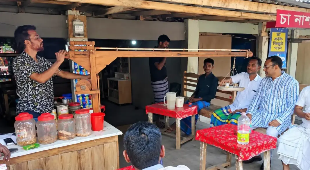 ২ বছর বয়সী হাতেম আলী প্রায় তিন দশক ধরে চায়ের ব্যবসা করছেন।
