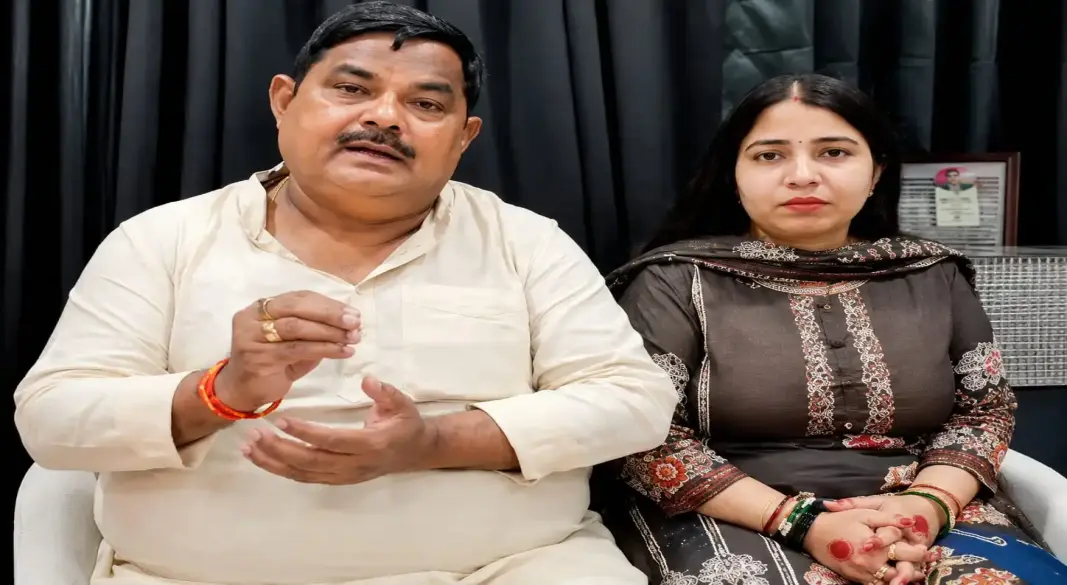 বিবাহ জালিয়াতির ঘটনা ফাঁস হওয়ার পর, উত্তরপ্রদেশের বিজেপি বিধায়ক জ্ঞান তিওয়ারি ২০২৬ সালের আগস্ট মাসে তাঁর মেয়ে ডঃ প্রজ্ঞা তিওয়ারিকে সঙ্গে নিয়ে স্বামীর পরিবারের সঙ্গে সমস্ত সম্পর্ক ছিন্ন করার ঘোষণা দেন। ছবি:সংগৃহীত