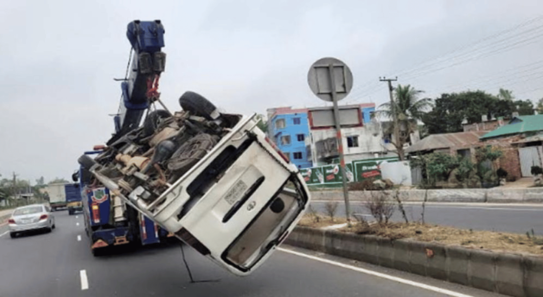 মহাসড়কে মাইক্রোবাসের গ্যাস বিস্ফোরণে ৩ জন নিহত