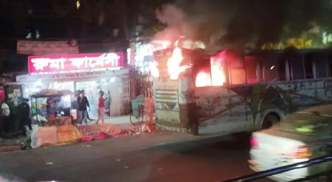 যাত্রীবাহী বাসে আগুন