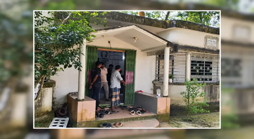 মিরসরাইয়ে অবসরপ্রাপ্ত সহকারী পুলিশ সুপার মতিন উল্লাহর বাড়িতে পরিবারের সদস্যদের জিম্মি করে ডাকাতির ঘটনা ঘটেছে। ছবি: প্রথম আলো
