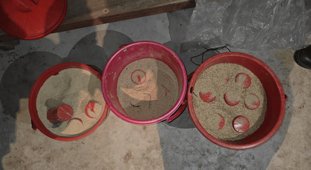 মুন্সীগঞ্জ এর মোল্লাকান্দিতে পরিত্যক্ত দোকান থেকে বিপুল ককটেল উদ্ধার