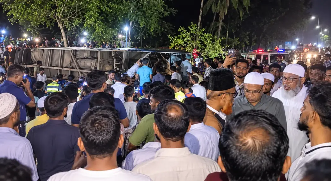 পাটকেলঘাটায় বাস খাদে পড়ে আ হ ত ২৫ থেকে ৩০ জন