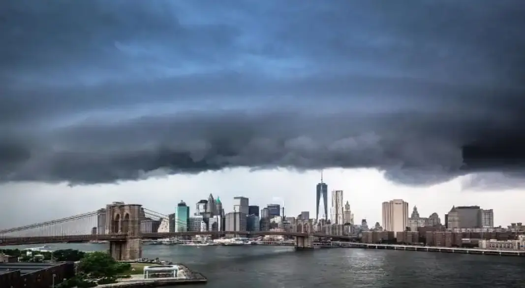 তীব্র গরমের মধ্যে নিউইয়র্ক সিটির আকাশে ঘন কালো মেঘ বজ্রঝড় ও ভারী বৃষ্টির আশঙ্কা। ছবি:সংগৃহীত