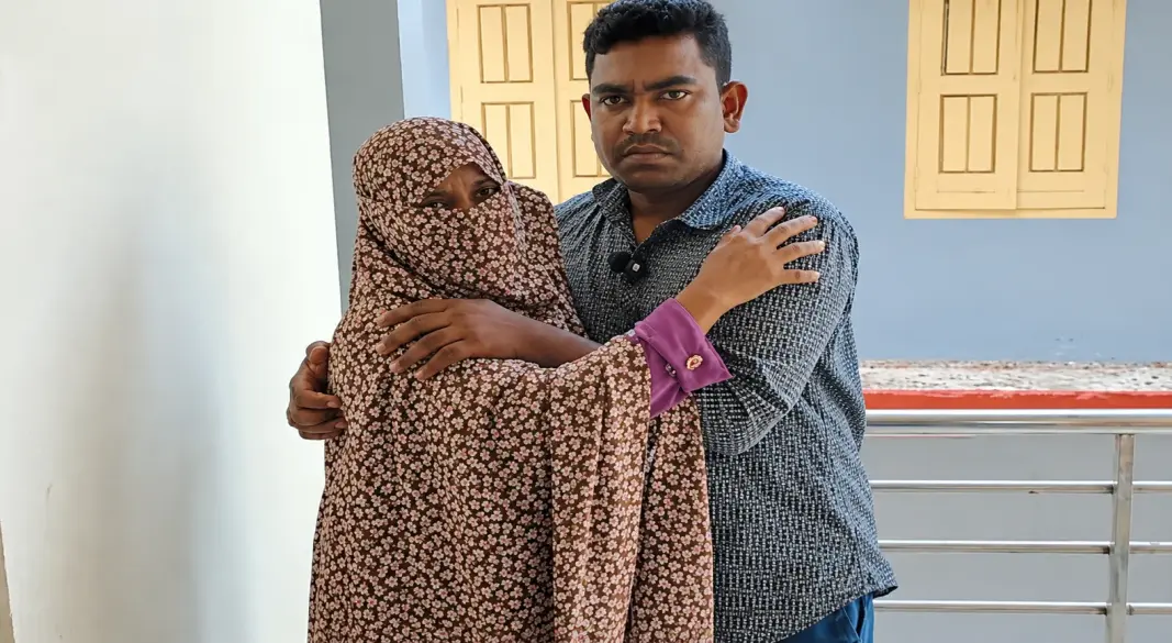 সাঁথিয়ায় আদালতের হস্তক্ষেপে সিদ্ধান্ত বদলে মাকে ঘরে ফিরিয়ে নিয়েছেন গ্রাম পুলিশ সদস্য সাগর হোসেন। ছবি: সংগৃহীত