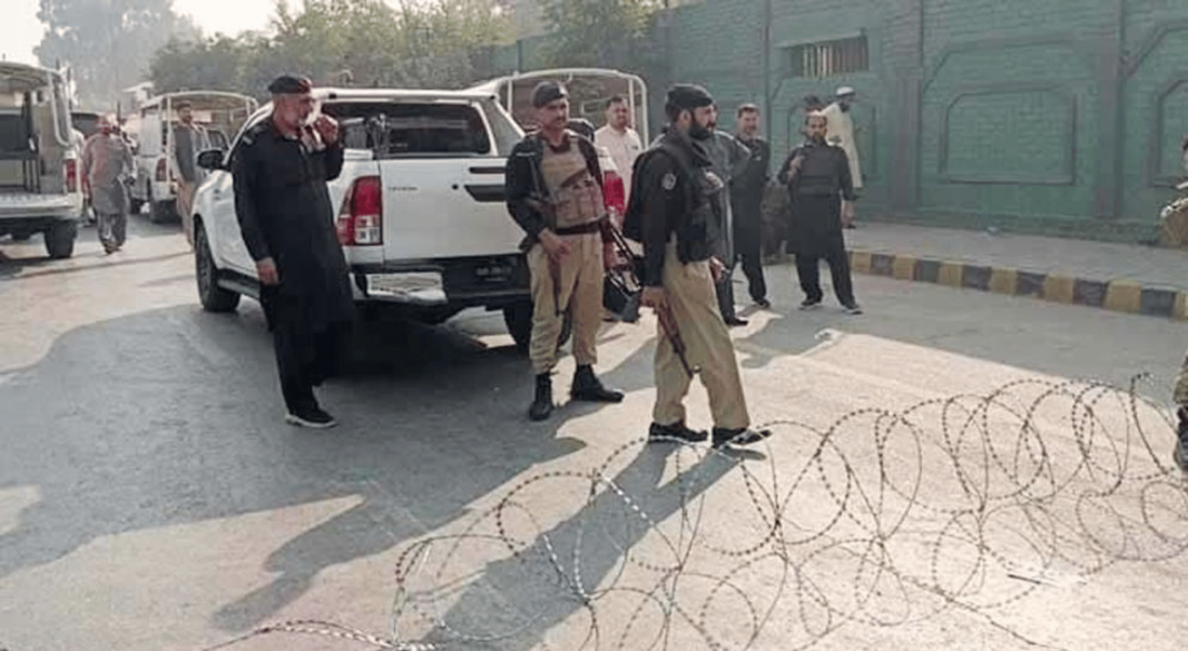 লাক্কি মারওয়াত এলাকায় টহলরত একটি পুলিশ গাড়ির কাছে বিস্ফোরণের ঘটনা ঘটেছে। ফাইল ছবি