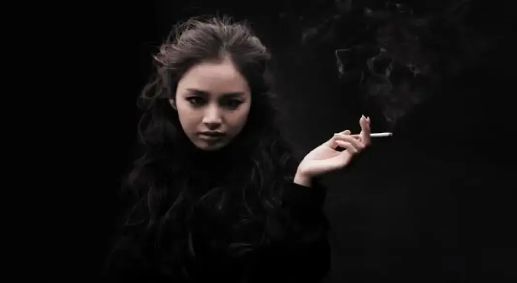 ধূমপান অবস্থায় নারী ছবি:সংগৃহীত