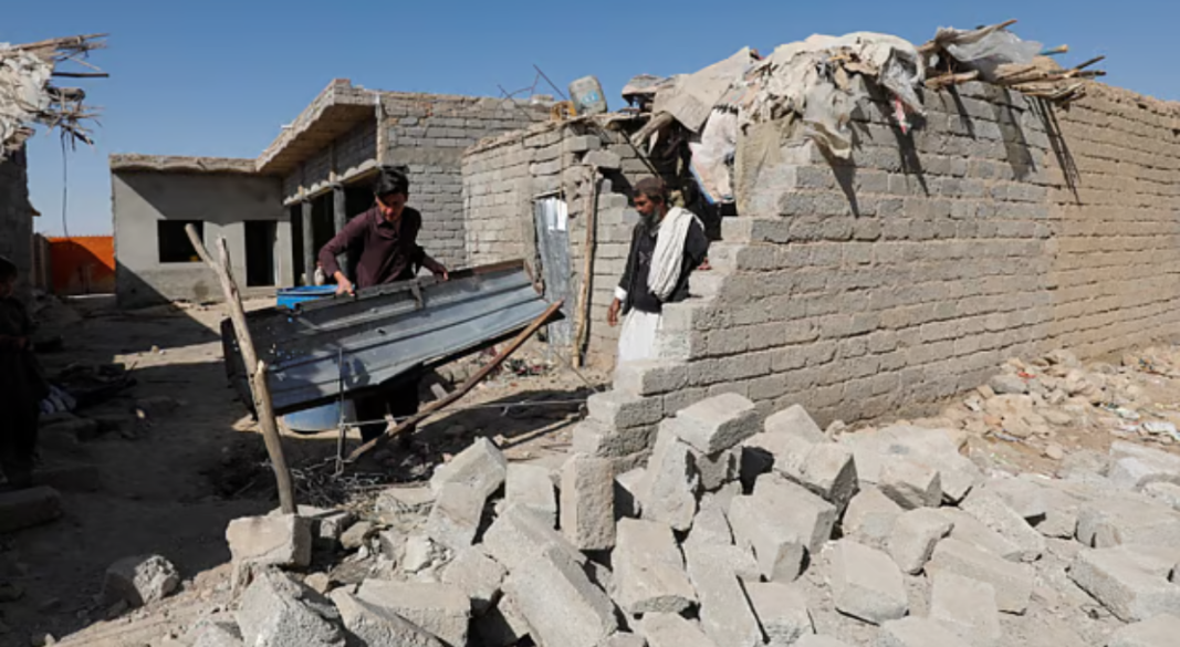 ক্ষয়ক্ষতি হয়েছে বাড়িটির। স্থানীয়রা বলছেন, ড্রোন আঘাত হেনেছে বাড়িটিতে। শনিবার পাকিস্তানের কোয়েটার সারাহ গারগাই এলাকায়। ছবি: রয়টার্স