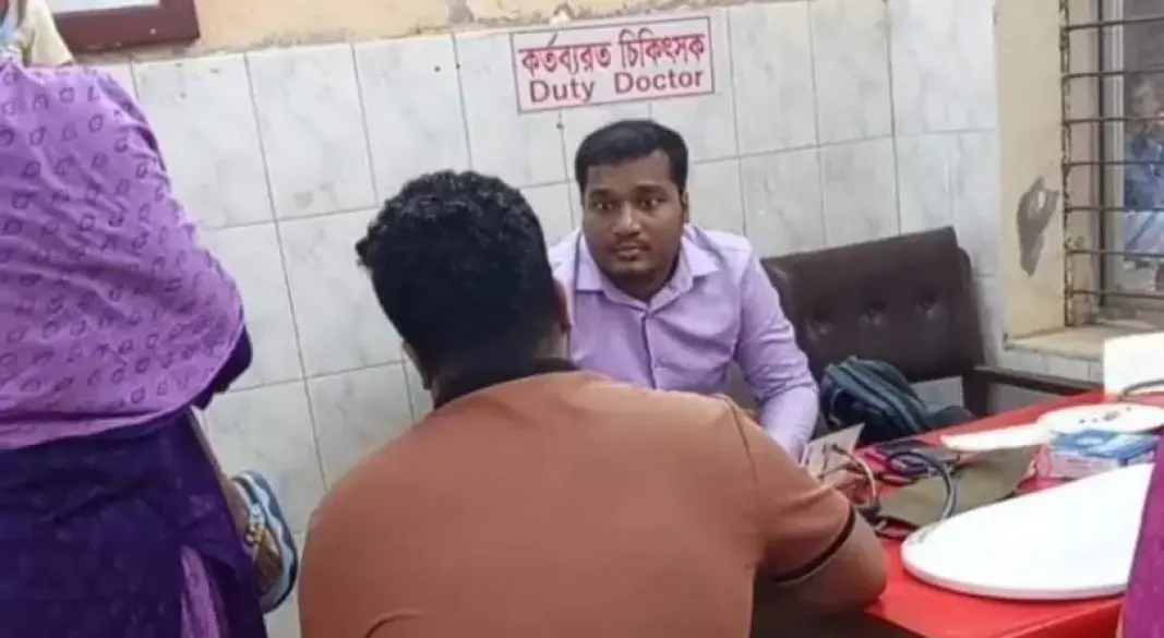 চিকিৎসককে ‘স্যার’ না বলে ‘ভাই’ ডাকায় অসুস্থ শিশুকে চিকিৎসা না দিয়ে ফিরিয়ে দেওয়ার অভিযোগ উঠেছে। ছবি: সংগৃহীত