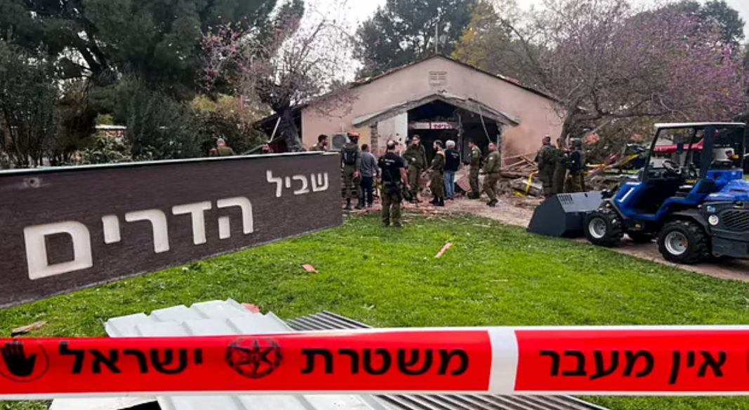 দক্ষিণ লেবানন থেকে হিজবুল্লাহর ছোড়া রকেট হামলায় উত্তর ইসরায়েলের একটি ক্ষতিগ্রস্ত ভবনে ইসরায়েলি বাহিনীর সদস্যরা। ১৩ মার্চ, ২০২৬। ছবি: রয়টার্স