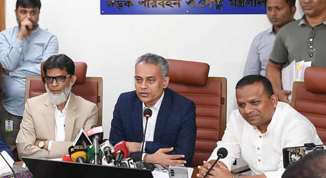 সংবাদ সম্মেলনে সড়ক পরিবহন, রেল ও নৌপরিবহন মন্ত্রণালয়ের মন্ত্রী শেখ রবিউল আলম। বৃহস্পতিবার সড়ক পরিবহন মন্ত্রণালয়ে। ছবি: সড়ক পরিবহন মন্ত্রণালয়ের সৌজন্যে