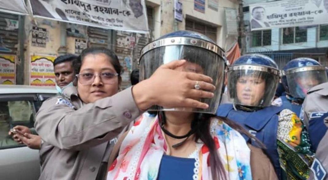 কথা বলতে চাওয়া সাবেক এমপি তুহিনের মুখ ‘চেপে’ ধরলো পুলিশ