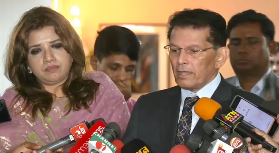 পররাষ্ট্রমন্ত্রী খলিলুর রহমান ও প্রতিমন্ত্রী শামা ওবায়েদ বুধবার রাষ্ট্রীয় অতিথি ভবন পদ্মায় সাংবাদিকদের সঙ্গে কথা বলেন। বৃহস্পতিবার তাঁরা প্রথম পররাষ্ট্র মন্ত্রণালয়ে অফিস করেছেন। ছবি: সংগৃহীত