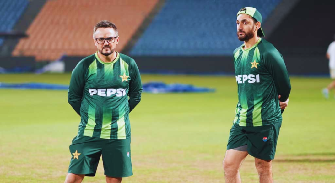 পাকিস্তানের কোচ মাইক হেসন (বাঁয়ে) ও অধিনায়ক সালমান আলি আগা। ছবি: পাকিস্তান ক্রিকেট টিম ফেইসবুক