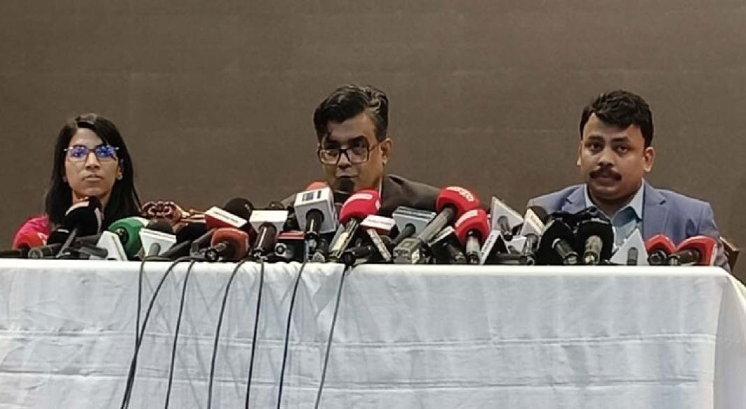 সংবাদ সম্মেলনে কথা বলছেন প্রধান উপদেষ্টার প্রেস সচিব শফিকুল আলম।