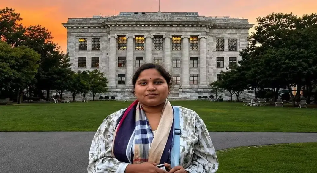 হার্ভার্ড মেডিকেল স্কুল ক্যাম্পাসের সামনে বৈশ্বিক জনস্বাস্থ্য বিষয়ে স্নাতকোত্তর পড়তে আসা শান্তা যাদব। ছবি: সংগৃহীত