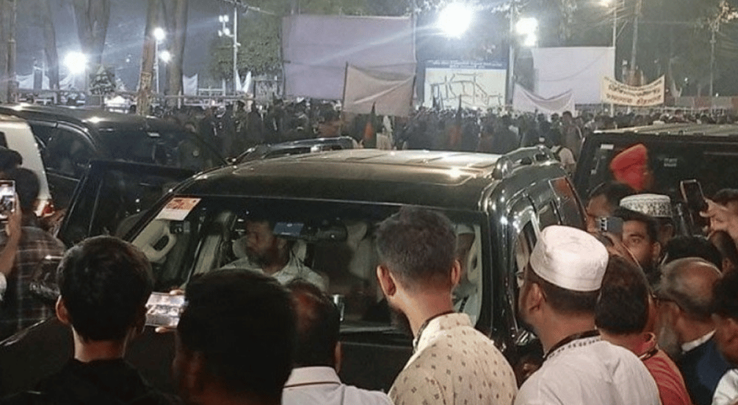 শহীদ মিনারে জামায়াত আমিরকে দেখে ‘রাজাকার’ স্লোগান, অতঃপর..