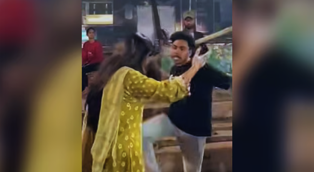 ঢাকা বিশ্ববিদ্যালয়ের টিএসসি এলাকায় বুধবার ভোররাতে নারীর দিকে তরুণের লাঠি হাতে তেড়ে যাওয়ার ভিডিও ফেসবুকে ছড়িয়ে পড়েছে। ছবি: ভিডিও থেকে নেওয়া