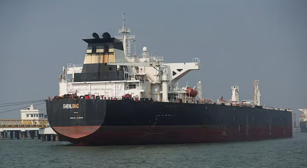 ইরানের সঙ্গে যুক্তরাষ্ট্র ও ইসরায়েলের যুদ্ধের কারণে সরবরাহ বিঘ্নিত হওয়ার মধ্যেই হরমুজ প্রণালি পাড়ি দিয়ে ভারতের মুম্বাই বন্দরে পৌঁছায় সৌদি আরবের অপরিশোধিত তেলবাহী লাইবেরিয়ার ট্যাংকার ‘শেনলং সুয়েজম্যাক্স’। ১২ মার্চ ২০২৬। ছবি: রয়টার্স